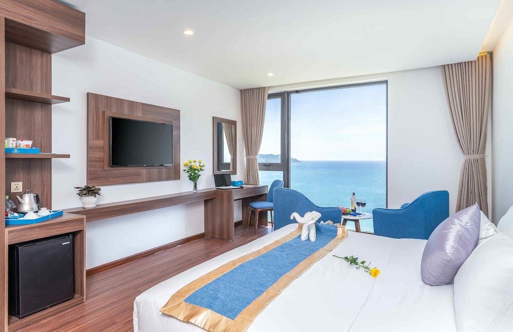 Deluxe Triple Room, Partial Ocean View
