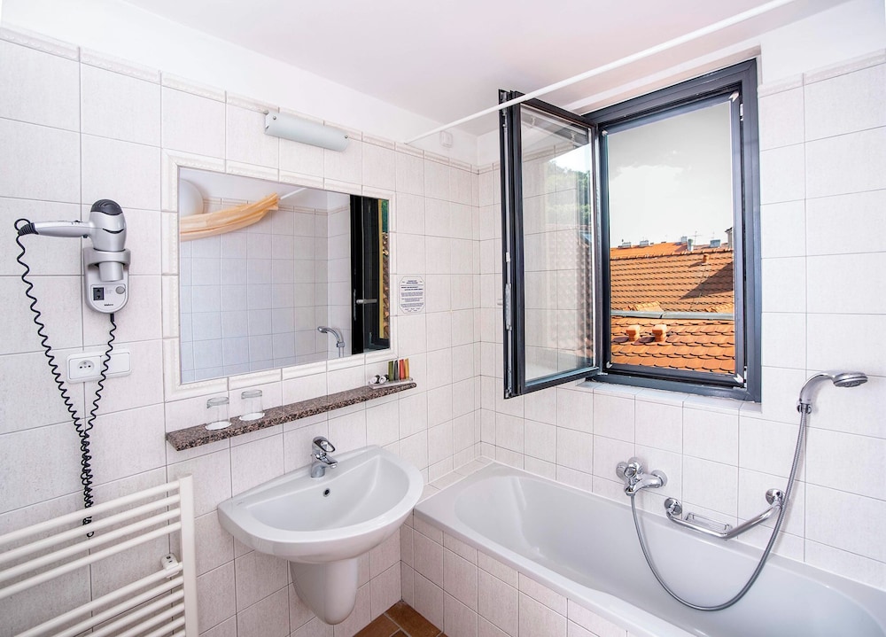 Double or Twin Room - Photo 9