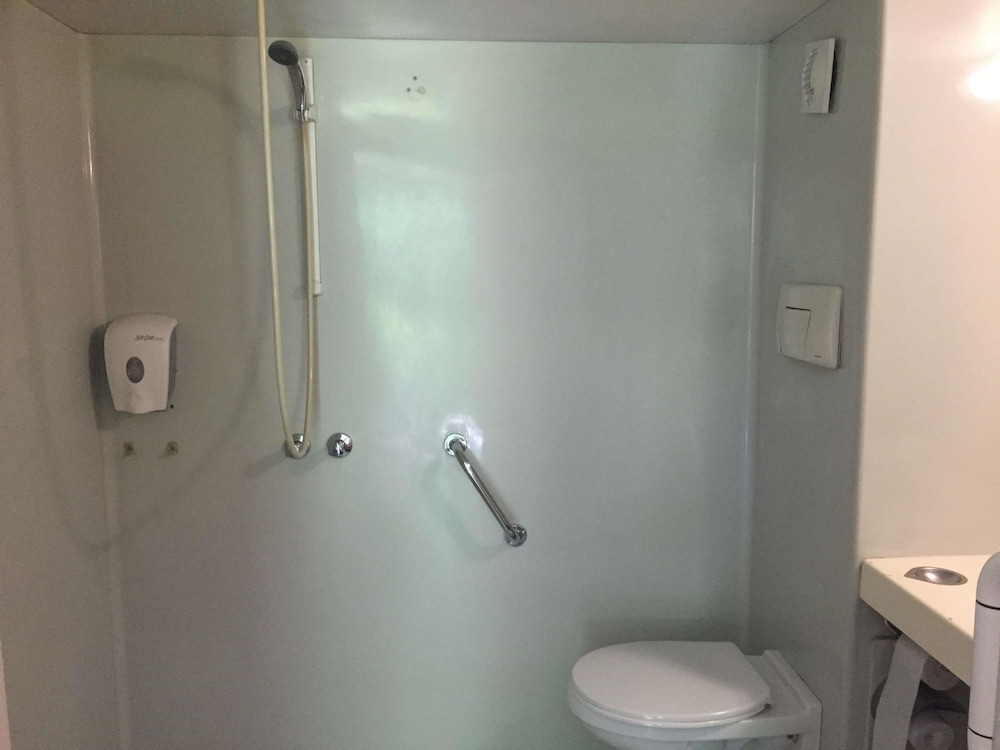 Standard Room, 3 Twin Beds - Photo 10