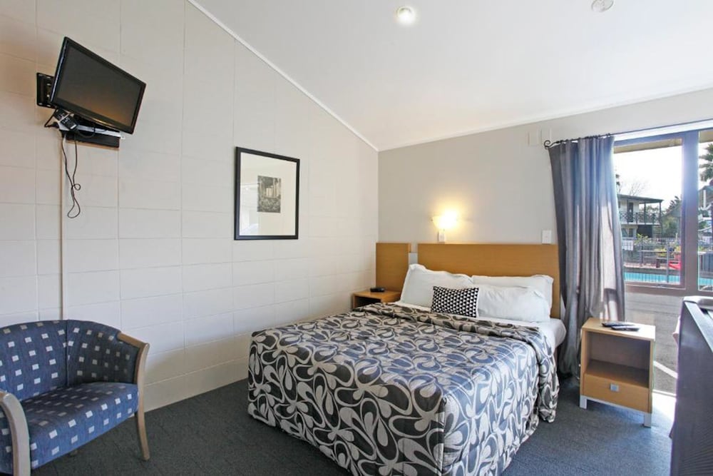 Standard Studio Suite, 1 Queen Bed photo 2