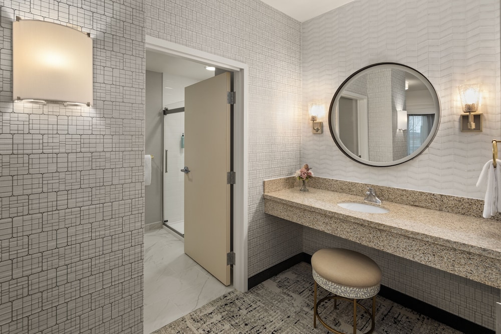 Suite, 1 Bedroom - Photo 13