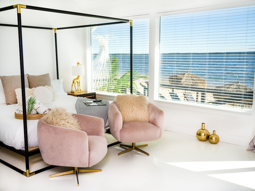 Luxury Suite, 1 King Bed, Bathtub, Ocean View photo 3