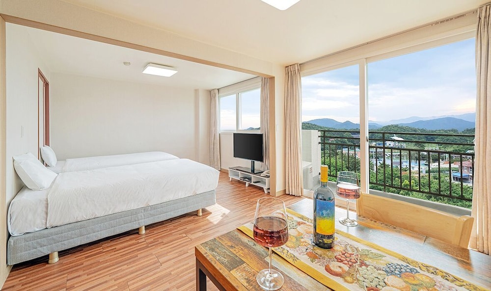 Superior Forest View Suite Condo (Quad)