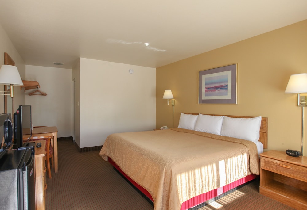 Standard Room, 1 King Bed photo 3
