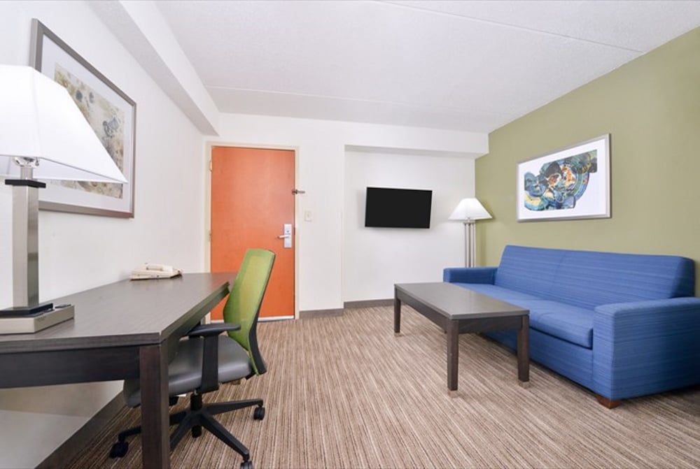 Suite, 1 Queen Bed with Sofa bed, Accessible (Mobility, Accessible Tub) - Photo 2