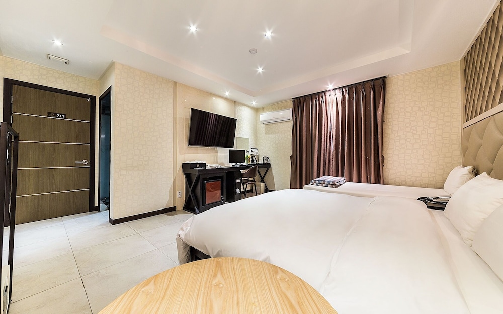 Room (Premium) - Photo 7