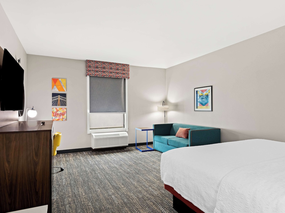 Studio, 1 King Bed, Refrigerator & Microwave (Wet bar) - Photo 2