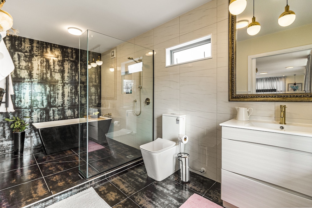 Executive Suite - Photo 5