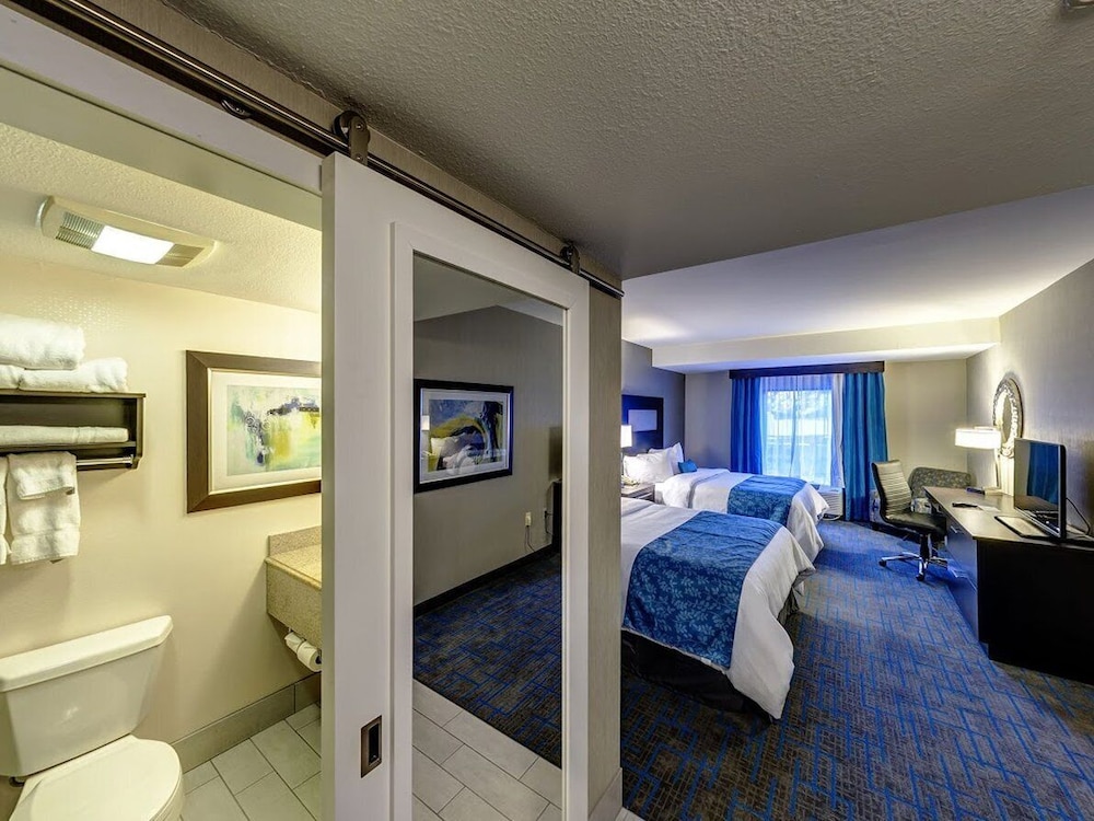 Suite, 2 Queen Beds, Kitchen - Photo 5