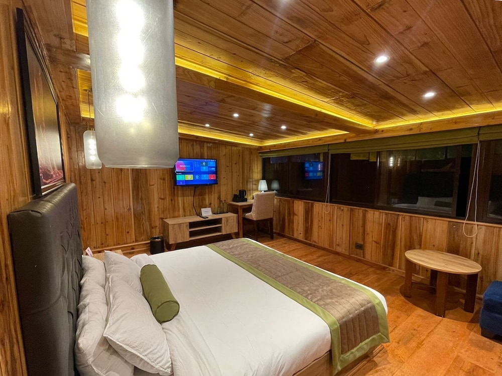 Attic Room - Photo 2