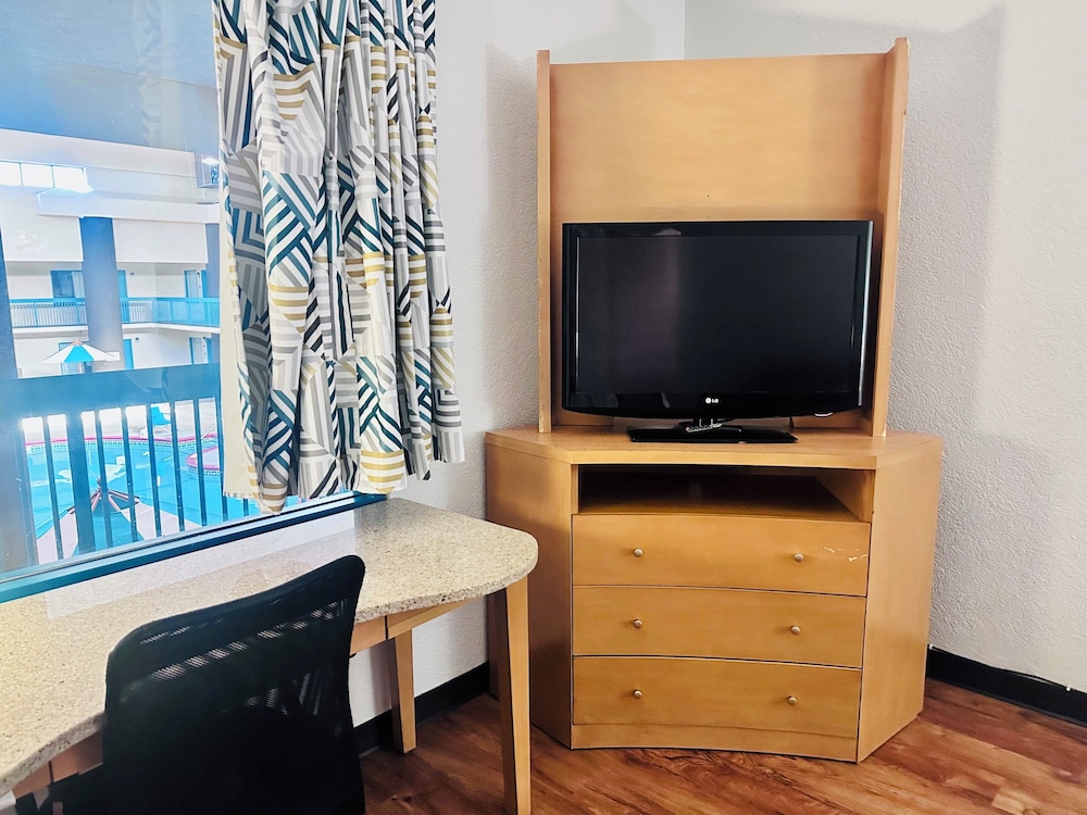 Standard Suite, 1 King Bed, Non Smoking, Refrigerator & Microwave - Photo 4