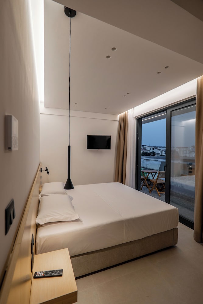 Deluxe Room, 1 King Bed, Non Smoking, City View photo 3