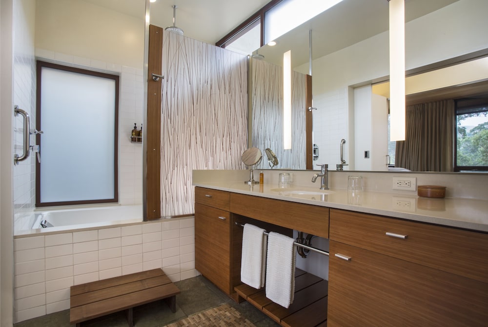 Deluxe Room, 1 King Bed (Contemporary ADA) - Photo 4