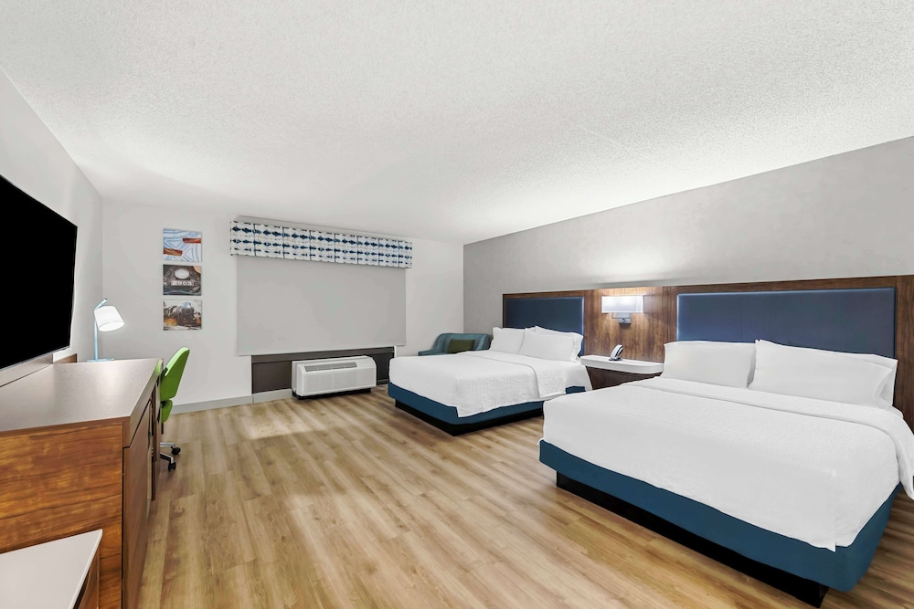 Room, 2 Queen Beds, Accessible, Bathtub - Photo 1