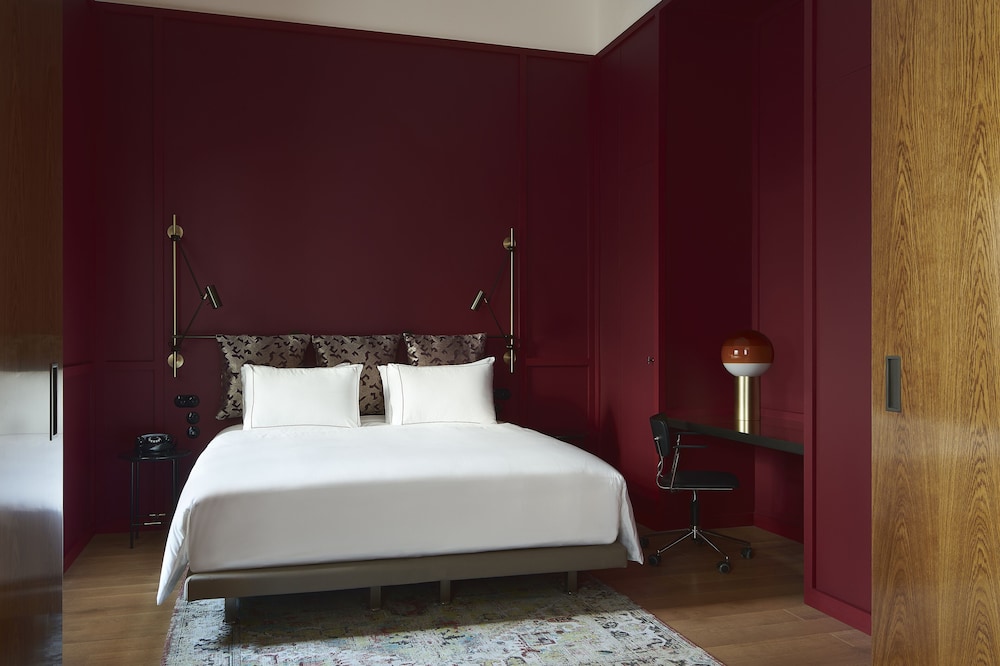 Economy Suite, 1 King Bed with Sofa bed photo 1
