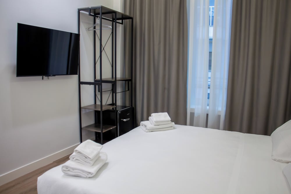 Economy Room, 1 King Bed, Non Smoking, Private Bathroom