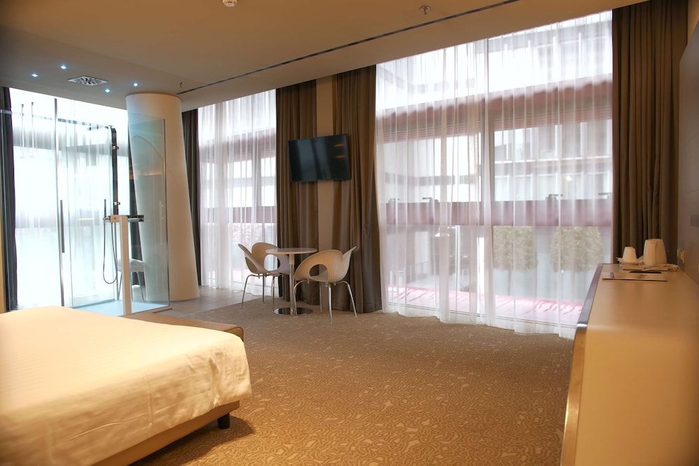 Deluxe Room, 1 King Bed, Non Smoking - Photo 7