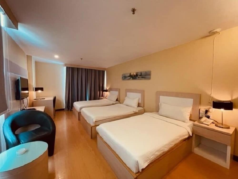 Deluxe Triple Room, 3 Twin Beds, Balcony photo 2