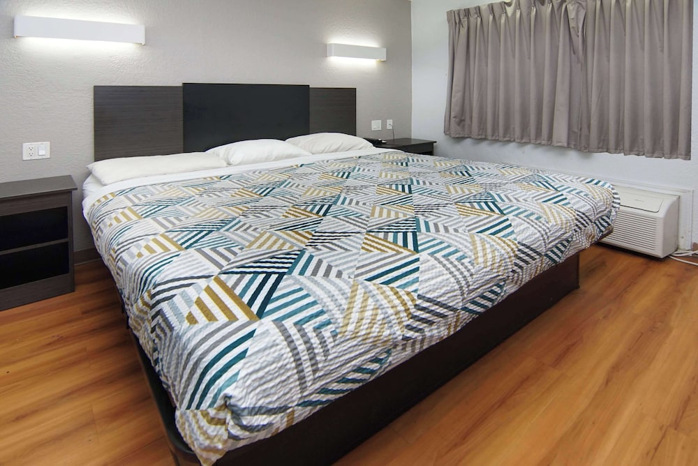 Deluxe Room, 1 King Bed, Non Smoking, Refrigerator & Microwave - Photo 4