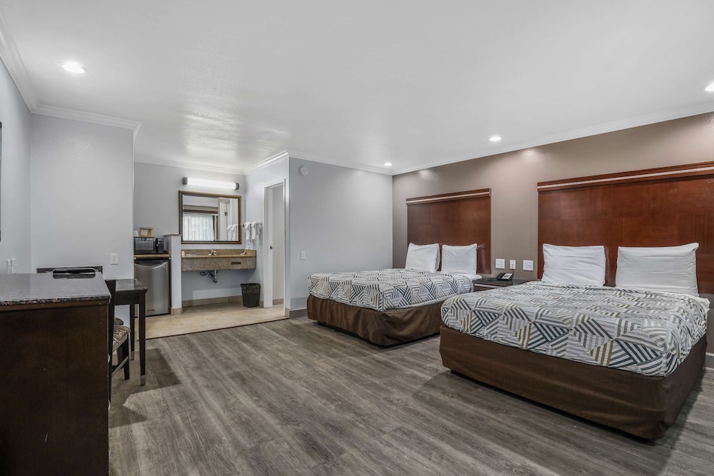 Standard Suite, 2 Queen Beds, Non Smoking, Refrigerator & Microwave - Photo 7