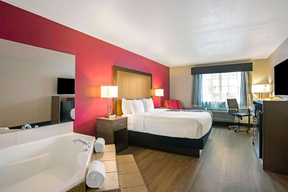 Deluxe Studio Suite, 1 King Bed, Non Smoking - Photo 2