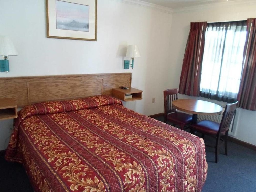Standard Room, 1 Queen Bed photo 1