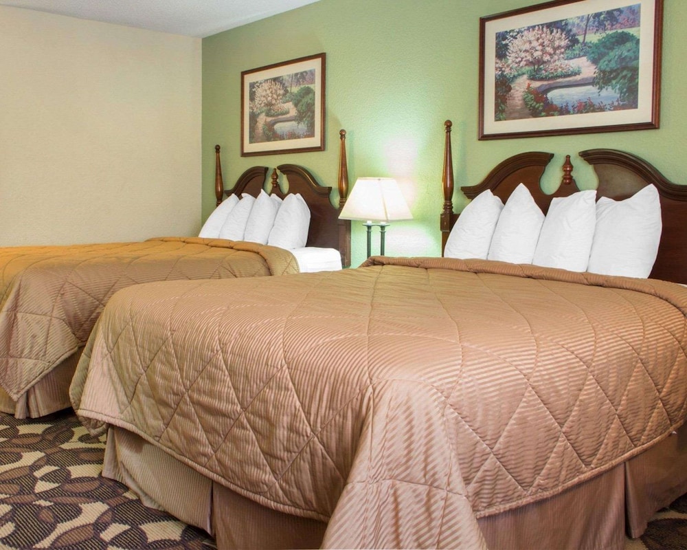 Standard Room, 2 Queen Beds, Non Smoking - Photo 5