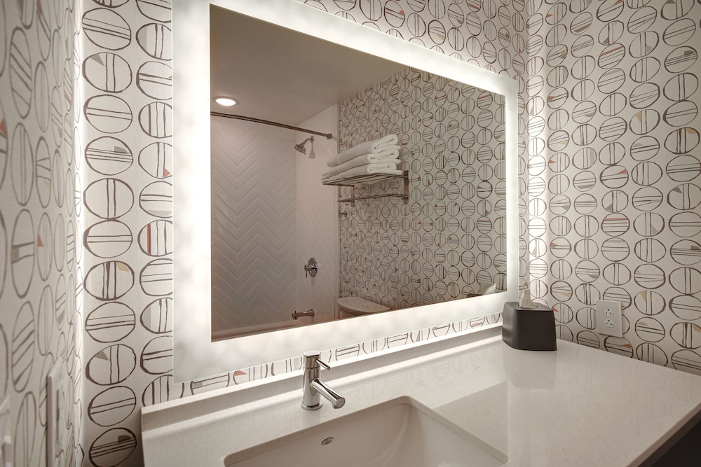 Standard Room, 1 King Bed, Accessible (Communications) - Photo 5