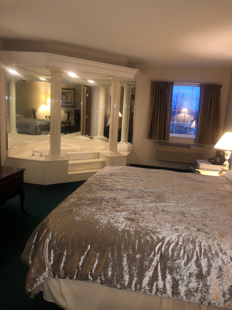 Suite, 1 King Bed, Non Smoking, Jetted Tub photo 1