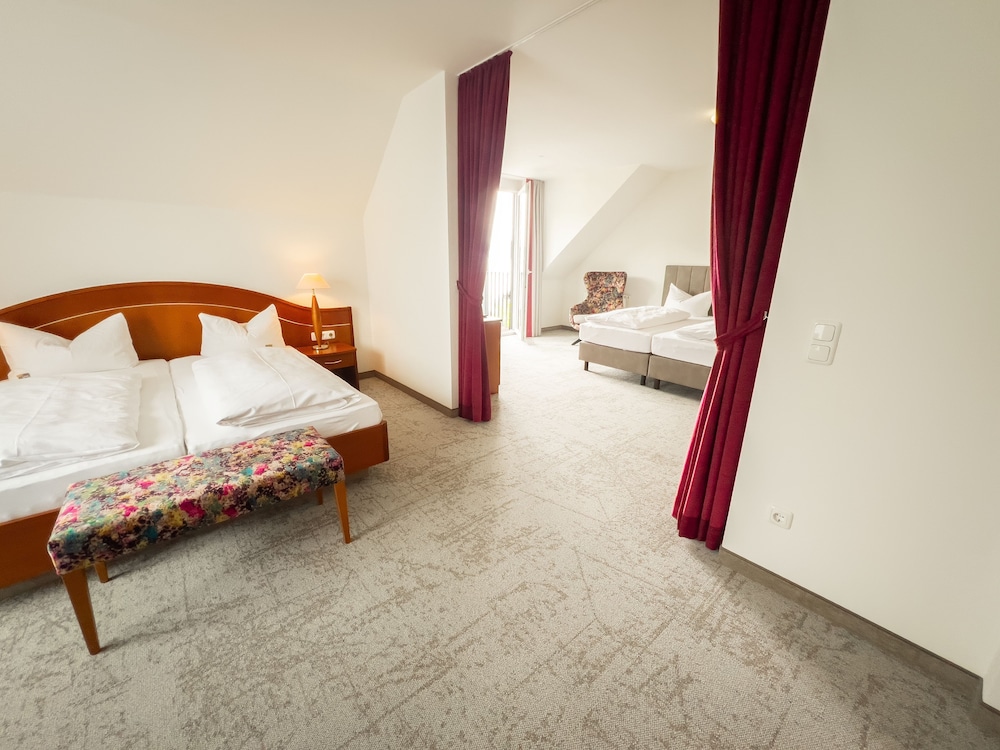 Standard Double Room, Partial Lake View photo 2