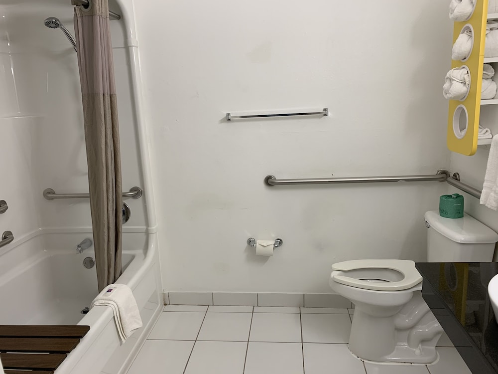 Standard Room, 1 Queen Bed, Accessible, Non Smoking photo 3