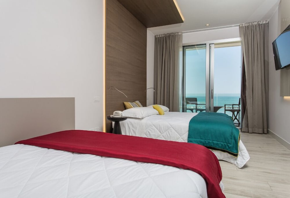 Panoramic Quadruple Room, Balcony, Sea View photo 3