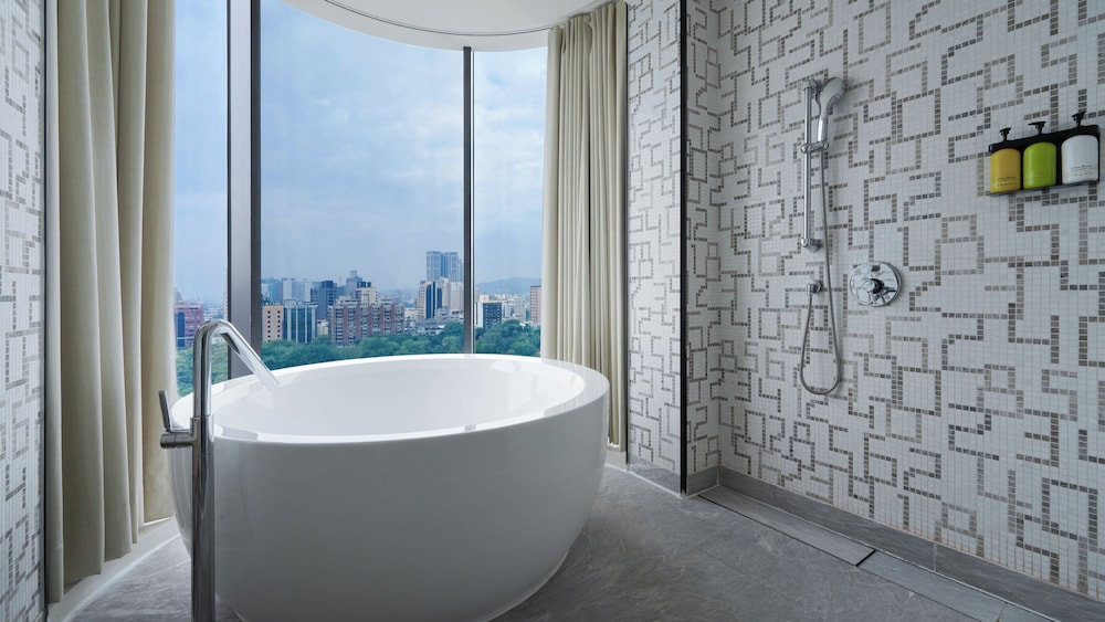 Suite, 1 Bedroom, Park View (Dining) thumbnail 5