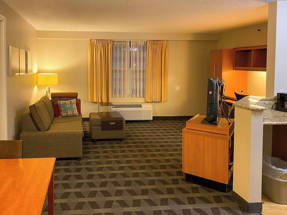 Suite, 1 Queen Bedroom, Non Smoking - Photo 9