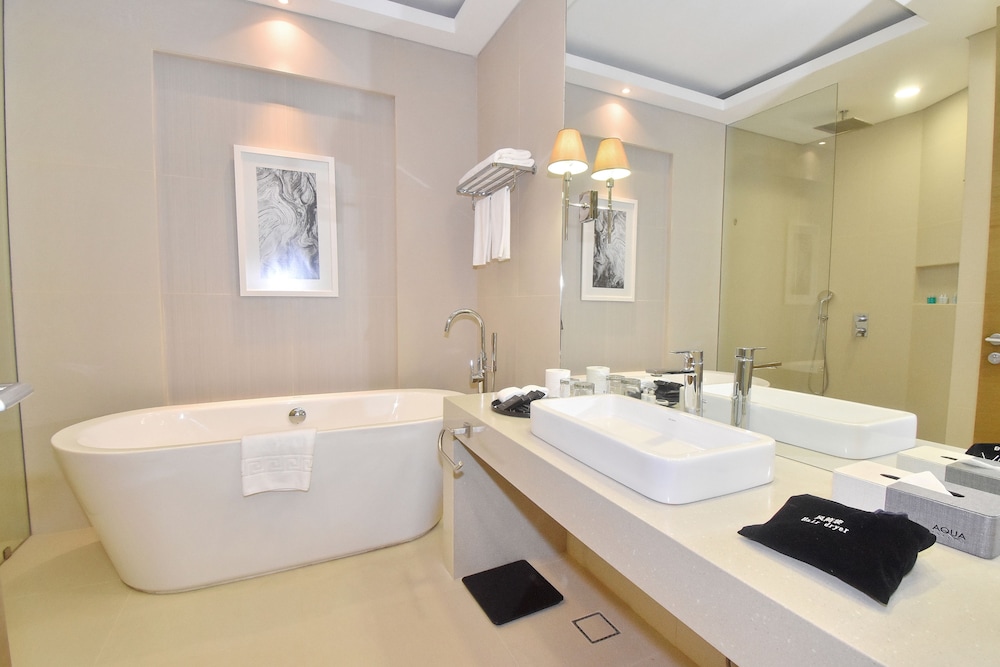 Junior Suite (One Bedroom) - Photo 2