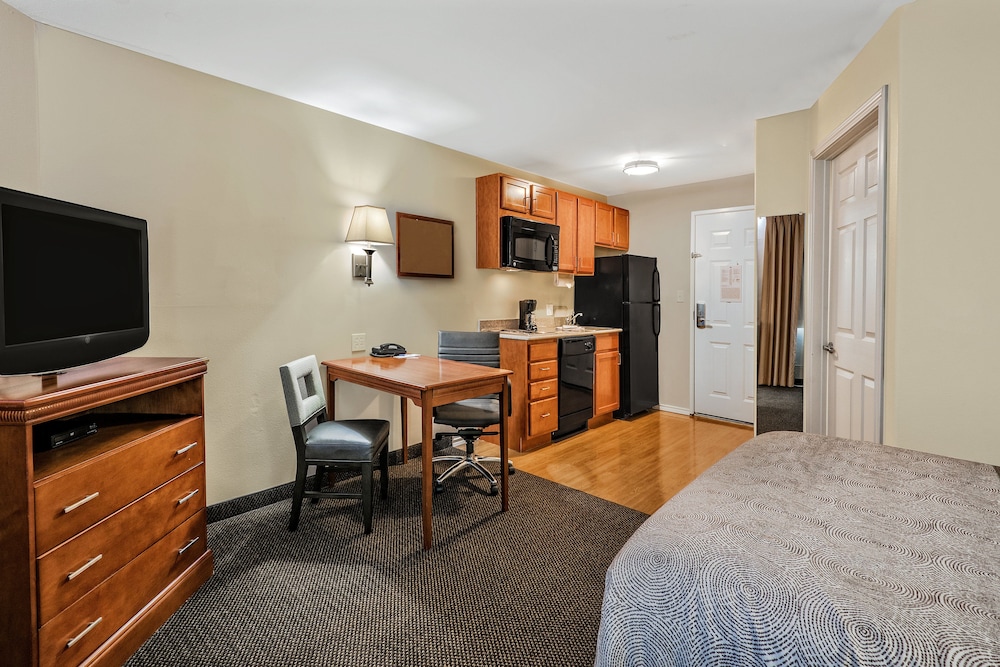 Studio Suite, 1 Queen Bed, Non Smoking - Photo 2