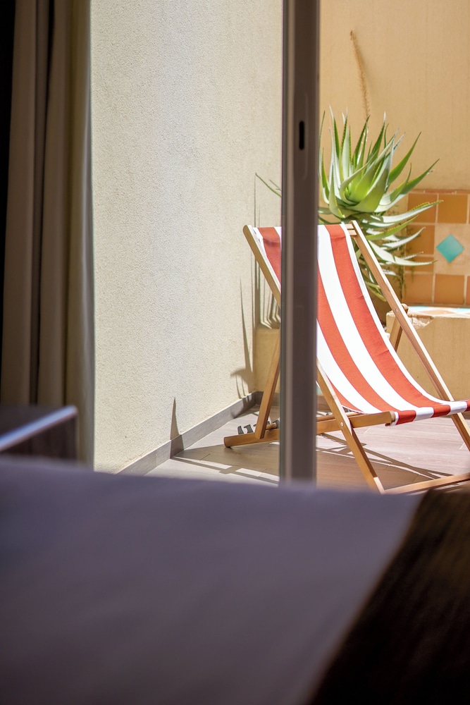 Comfort Triple Room (Patio) - Photo 3