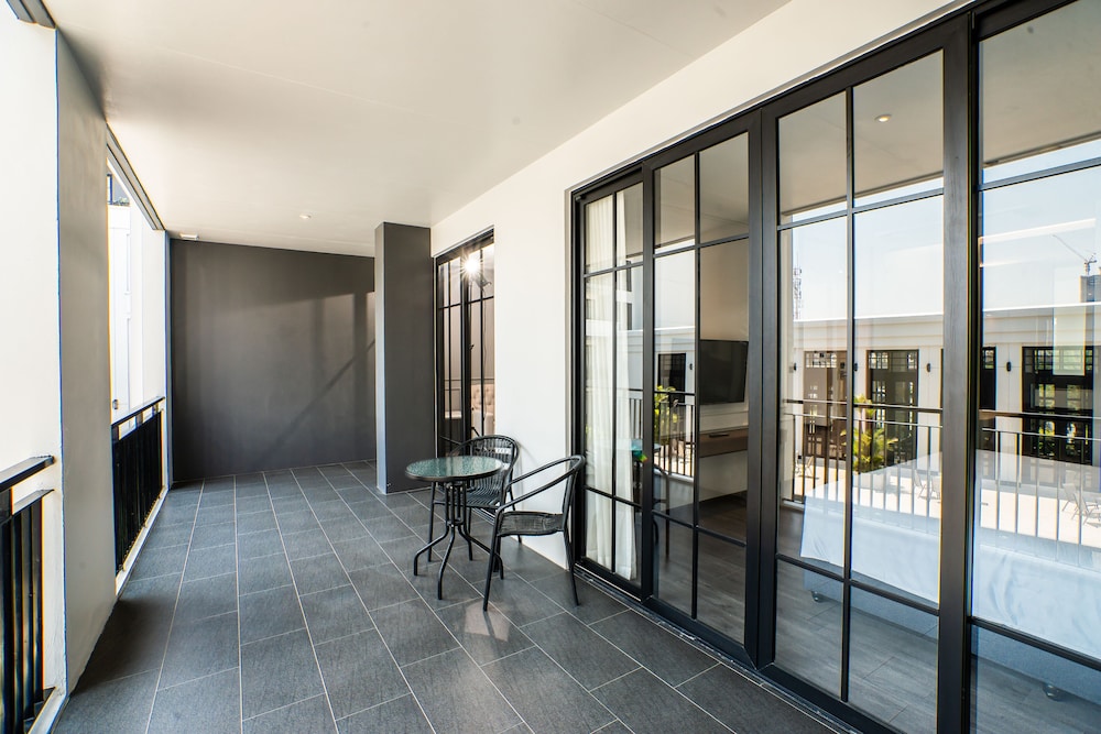One Patio Suite - Photo 15