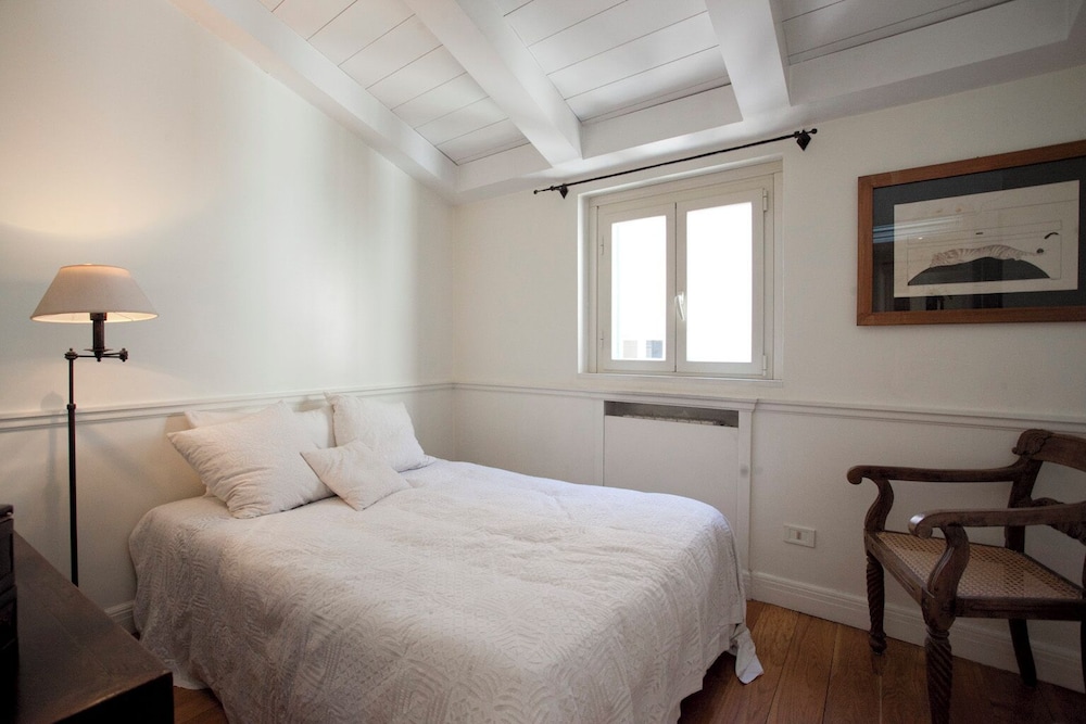 Splendid 2 BR Penthouse (Via del Pellegrino 16)