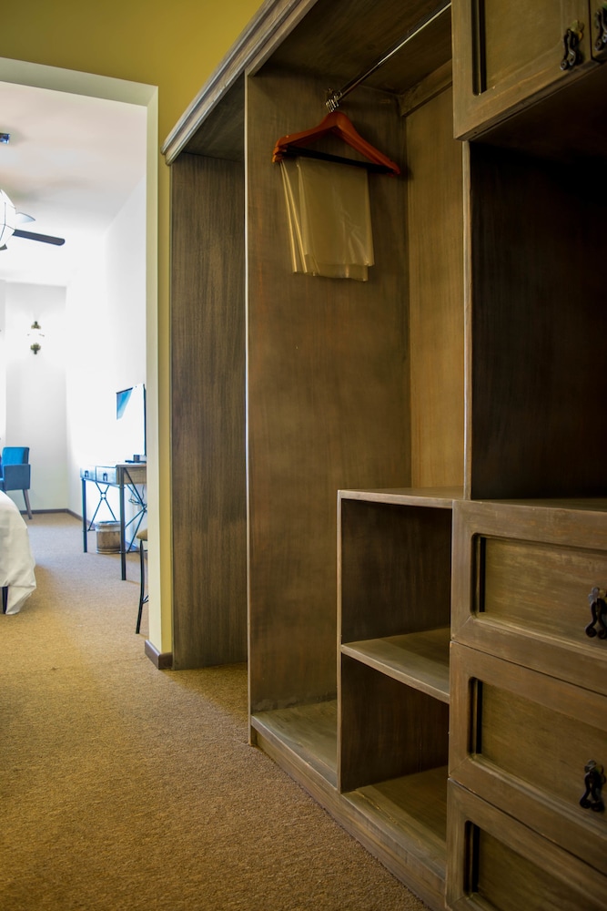 Standard Room, 1 King Bed, Private Bathroom photo 2