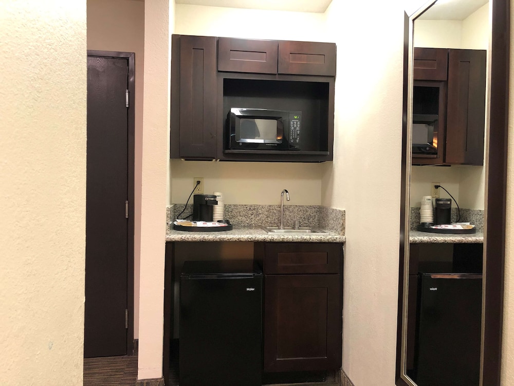 Suite, 2 Queen Beds, Non Smoking, Refrigerator & Microwave (with Sofabed) - Photo 6