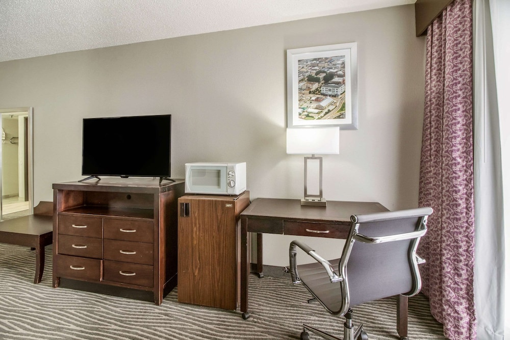 Standard Room, 1 King Bed, Non Smoking (Efficiency) - Photo 3