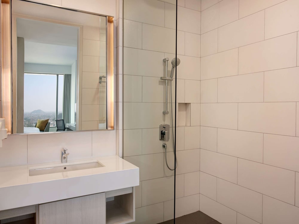 Deluxe View Room, Panoramic Scenery, Hollywood Bed - Photo 3