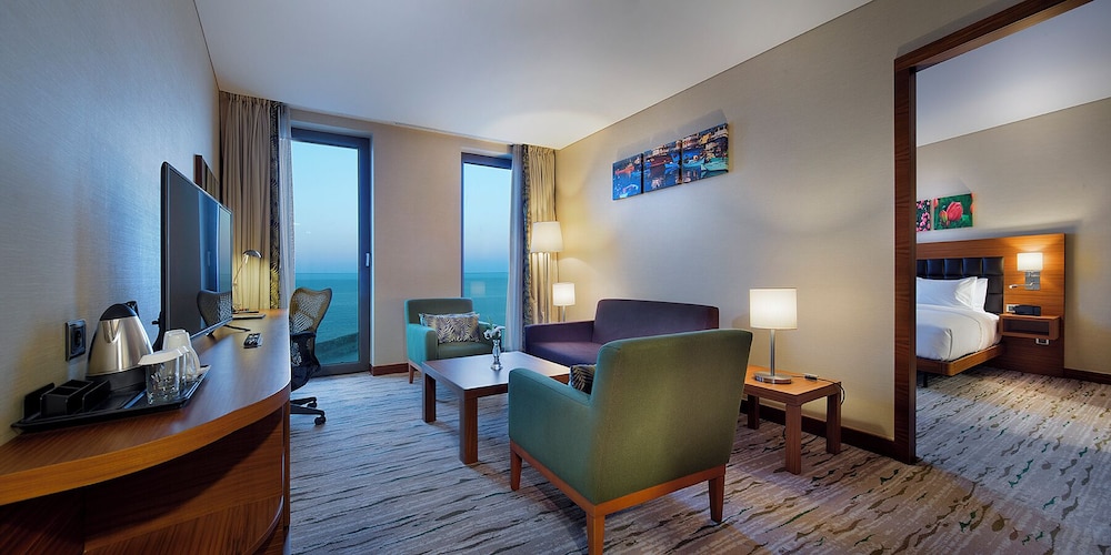 Suite, 1 King Bed thumbnail 5