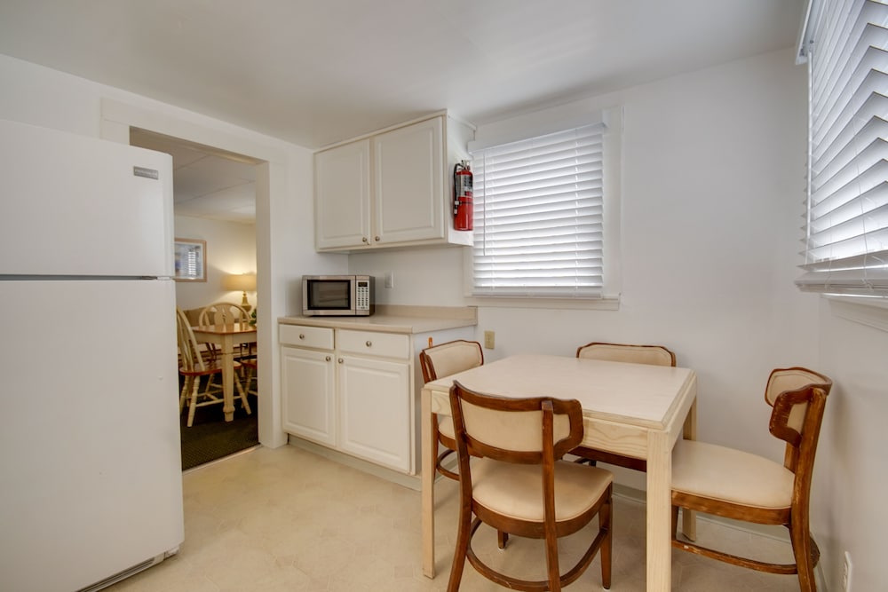 3 Bedroom 2 Bath Apartment photo 2