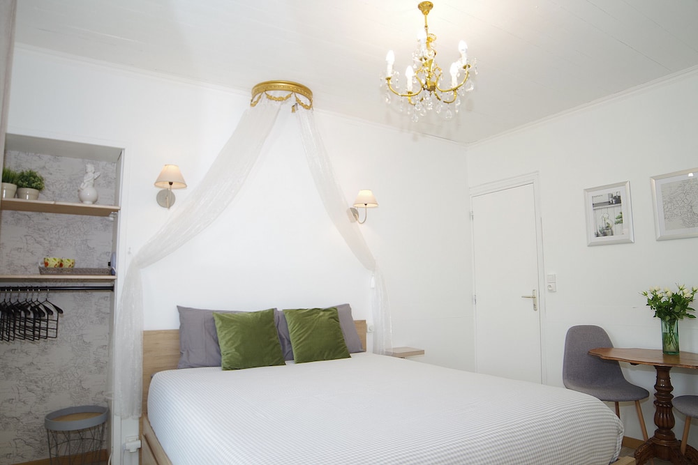 Double Room, Ensuite, Garden View (Le Printemps)