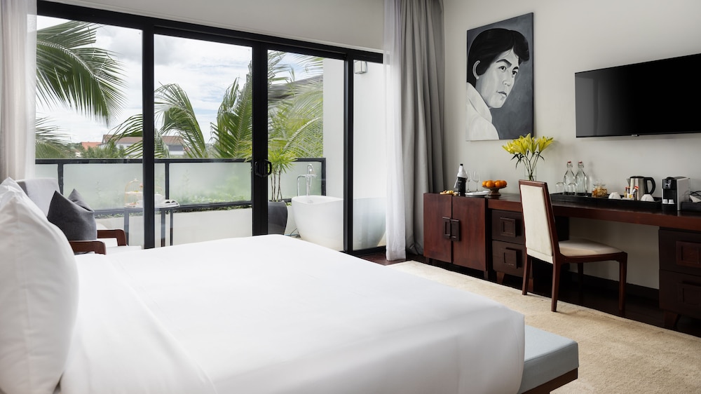 Landmark Room Free Laundry + Daily 60Min Massage + Mini Bar + Airport Pick-Up - Photo 1