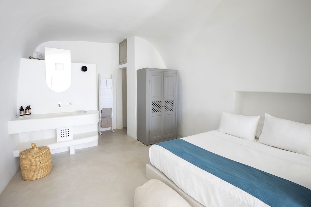 Superior Suite with Hot Tub and Caldera View photo 2