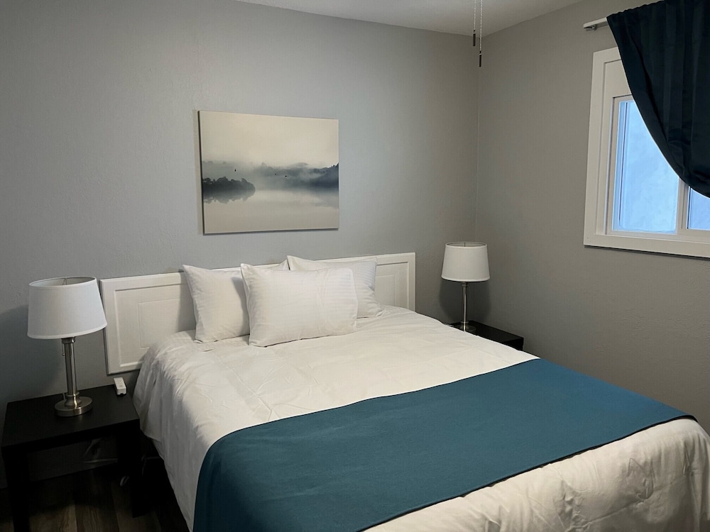 Junior Suite, 1 Queen Bed with Sofa bed, Kitchen, Mountain View (Rm 10)