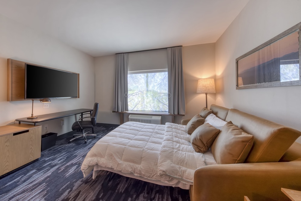 Suite, 1 King Bed with Sofa bed (Hearing Accessible) - Photo 1